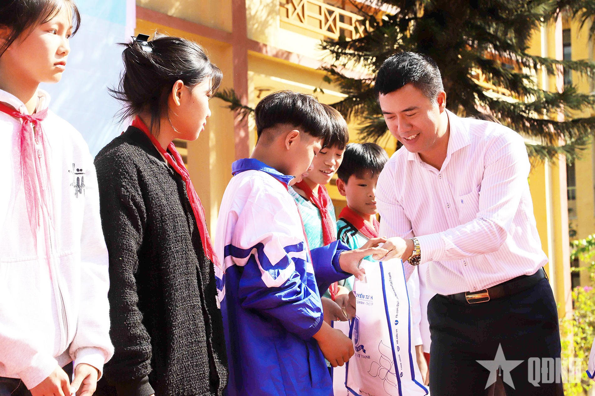 Trường đại học tiếp sức sinh viên, người dân vùng thiên tai